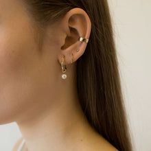 Load image into Gallery viewer, Poppy Finch Small Gold Hoop Pearl Earrings