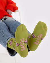 Load image into Gallery viewer, Baggu Crew Socks - Snoopy
