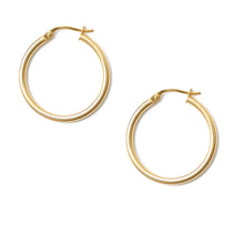 Load image into Gallery viewer, Poppy Finch Medium Gold Hoop Pearl Earrings
