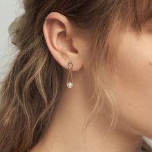 Load image into Gallery viewer, Poppy Finch Petite Hourglass Pearl Earrings
