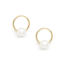 Load image into Gallery viewer, Poppy Finch Small Circle Pearl Earrings
