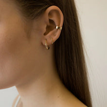 Load image into Gallery viewer, Poppy Finch Small Gold Hoop Pearl Earrings
