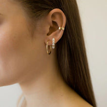 Load image into Gallery viewer, Poppy Finch Medium Gold Hoop Pearl Earrings
